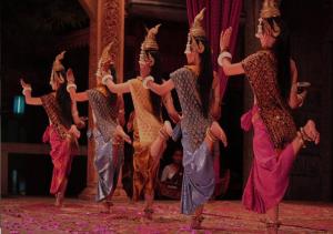 Un groupe de femmes dansant sur scène dans l'établissement Cheata Residence, à Siem Reap