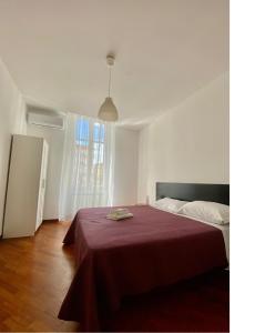 Un dormitorio con una cama con una manta roja. en Casa Giulia La Spezia, en La Spezia