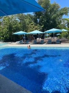 Ma Roberta - Tambuli Resort with fast Wifi 16 Floor Studio Type内部或周边的泳池