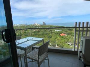 Ma Roberta - Tambuli Resort with fast Wifi 16 Floor Studio Type的阳台或露台