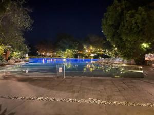 Ma Roberta - Tambuli Resort with fast Wifi 16 Floor Studio Type内部或周边的泳池