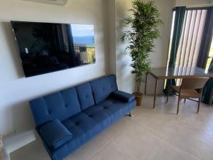 Ma Roberta - Tambuli Resort with fast Wifi 16 Floor Studio Type的电视和/或娱乐中心