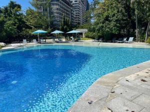Ma Roberta - Tambuli Resort with fast Wifi 16 Floor Studio Type内部或周边的泳池