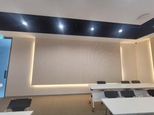 una sala conferenze con tavoli, sedie e schermo per proiezioni di The Terrace Hotel a Gyeongju