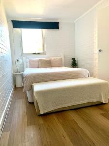 Un dormitorio con una cama grande y una ventana en Location Location Vacation, en Fremantle