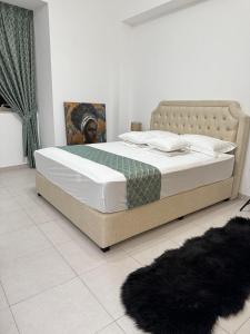Un dormitorio con una cama con una foto. en 1 Bedroom Furnished Apartment Front of Future Museum - Trade Center Dubai, en Dubái