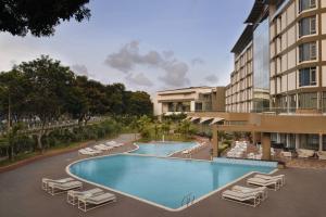 Kolam renang di atau di dekat Accra Marriott Hotel