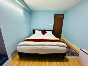 ein Schlafzimmer mit einem Bett in einem blauen Zimmer in der Unterkunft PS Boutique Hotel in Kathmandu