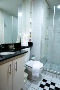 聖保羅的住宿－Edifício Flat Hotel Congonhas，浴室配有卫生间、盥洗盆和淋浴。