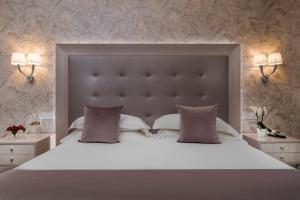 Postel nebo postele na pokoji v ubytování Grand Hotel Gallia