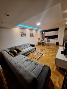 sala de estar amplia con sofá y mesa en Luks 3 apartment, en Banja Luka