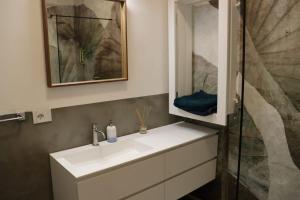 een badkamer met een wastafel en een douche bij Little apartment over the canal in Bologna