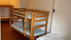 En eller flere senge i et værelse på Maison de village proche de Margalef