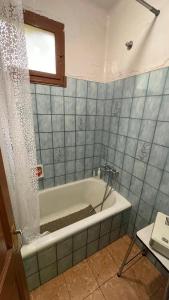 Et badeværelse på Maison de village proche de Margalef + 24 billeder