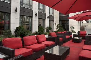un patio con asientos acolchados de color rojo en un edificio en Fairfield Inn & Suites by Marriott New York Manhattan/Central Park, en Nueva York