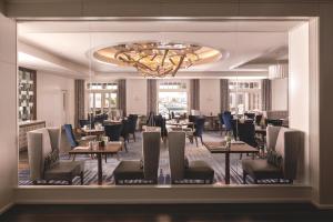 En restaurant eller et andet spisested på The Ritz-Carlton, Marina del Rey