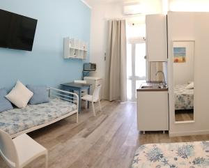 a small room with a bed and a desk at Casa Levante a 75 mt dalla spiaggia in Monopoli