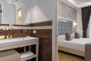 Postel nebo postele na pokoji v ubytování Grand Hotel Gallia