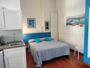 a small bedroom with a bed and a sink at Casa Levante a 75 mt dalla spiaggia in Monopoli