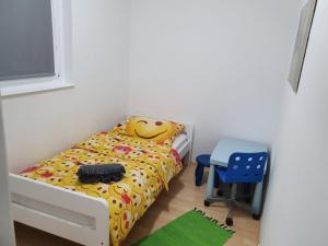 ein Kinderschlafzimmer mit einem Teddybär-Bett und einem Hocker in der Unterkunft Apartment with garden in Barbariga in Barbariga