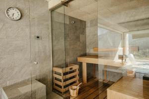 łazienka z prysznicem i zegarem na ścianie w obiekcie Arantza Apartamentuak w mieście Arantza