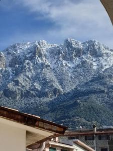 Una vista de una montaña con nieve. en b&b Mundè, en Oliena
