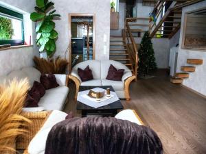 een woonkamer met een bank en een tafel bij Tranquil Holiday Home in Blossersberg with Terrace in Viechtach