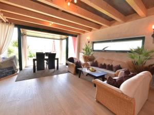 ein Wohnzimmer mit einem Sofa und einem Tisch in der Unterkunft Tranquil Holiday Home in Blossersberg with Terrace in Viechtach