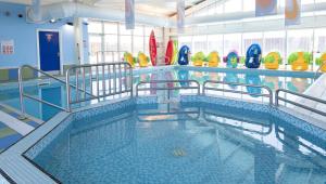 a large swimming pool with a swimming pool at Lazeeedays on Mersea Island in Colchester