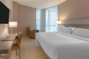 Ένα ή περισσότερα κρεβάτια σε δωμάτιο στο AC Hotel By Marriott Santa Marta