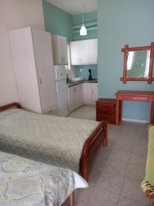 Habitación pequeña con 2 camas y cocina en Korasida Blue Coast, en Akhladherí
