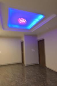 une pièce vide avec une lumière bleue sur le plafond dans l'établissement Hotel Keptown Lite, à Jaipur