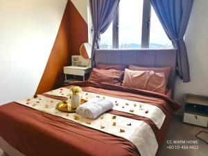 Un dormitorio con una cama con flores. en Cozy Netflix Relax Kepong Selayang MK15 D, en Kuala Lumpur