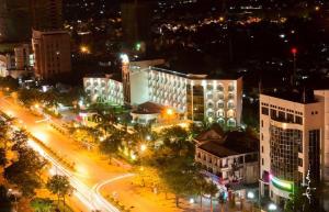 ヴィンにあるSai Gon Kim Lien Hotel Vinh Cityの夜の街灯