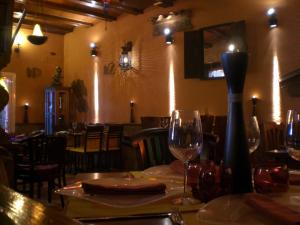 um restaurante com uma mesa com copos de vinho em Hostal Hellin em Miami Platja