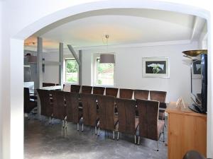 ein Esszimmer mit einem langen Tisch und Stühlen in der Unterkunft Spacious group house in the Harz region in Zorge