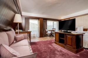 TV a/nebo společenská místnost v ubytování Hotel International