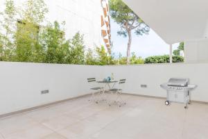 a white room with a table and chairs and a window at Aroa 1 in Cala Ratjada