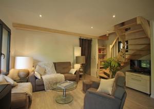 uma sala de estar com um sofá e uma mesa em Trois anes et un moulin em Bessines-sur-Gartempe