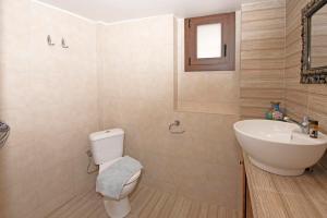 bagno con servizi igienici e lavandino di Arionos Rooms - Old Town a Città di Rodi