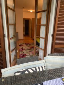 西爾米奧奈的住宿－Residence Alexandra Stay，享有带门和走廊的客房的景致。