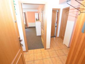 un couloir avec une porte ouverte menant à une chambre dans l'établissement Snug Apartment in Jachymov near Ski area, à Jáchymov