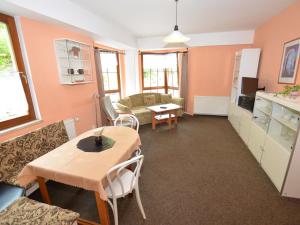- un salon avec une table et un canapé dans l'établissement Snug Apartment in Jachymov near Ski area, à Jáchymov