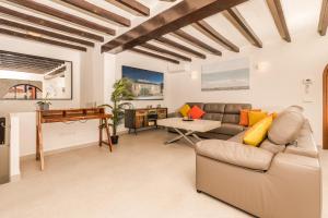 a living room with a couch and a piano at Casa Buena Vista in Teulada