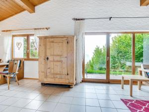 IselsbergにあるChalet in Iselsberg Stronach near ski liftの大きな窓と木製のドアが備わる客室です。