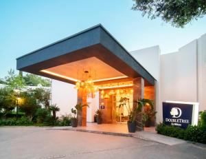 トルバにあるDoubleTree by Hilton Bodrum Isil Club All-Inclusive Resortのダンダーミフランの建物正面入口