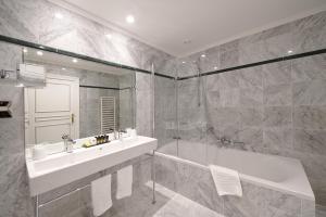 Koupelna v ubytování Hotel Manos Premier
