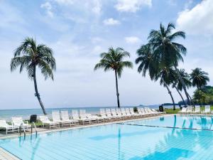 Kolam renang di atau dekat dengan Regency Tanjung Tuan Beach PD by Idealhub