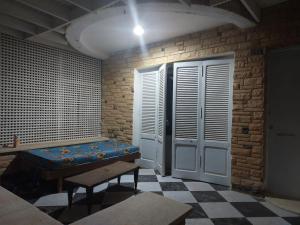 una camera con un letto e un muro di mattoni di Beachfront Villa 3bedrooms+3bathrooms a El Alamein