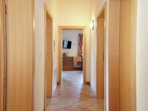 フューゲンにあるLuxurious Apartment in F gen near forestの廊下(2つのドア、タイル張りの床)